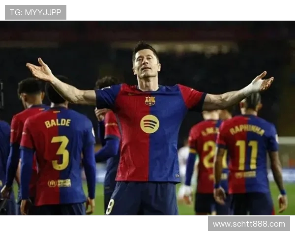 莱万状态火热欧冠赛场独领风骚10场打入12球金靴在望